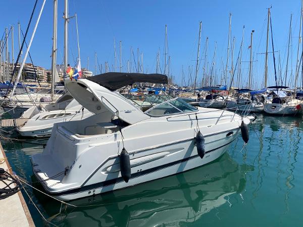 Maxum 2900 SE 2006 Maxum 2900 SE boat docked in a marina, surrounded by other vessels.