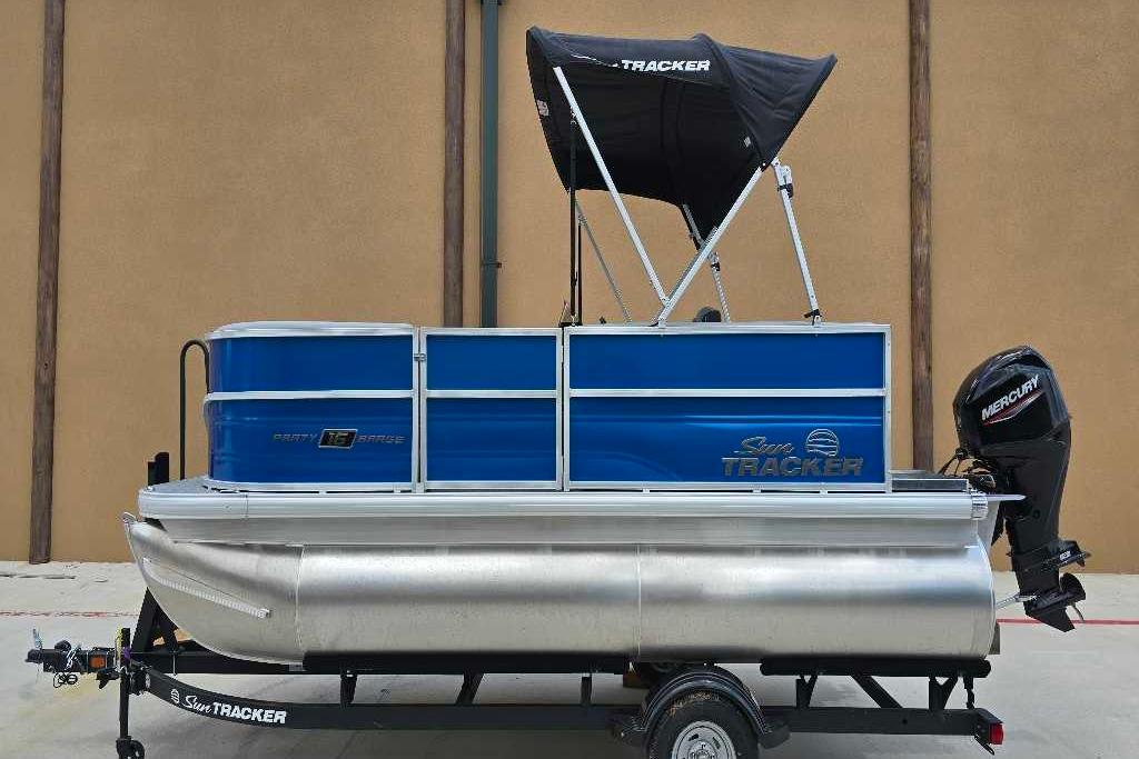 2026 Sun Tracker Party Barge 16 DLX