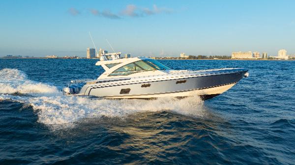 Formula 430 Super Sport Crossover 2018 Formula 430 Super Sport Crossover cruising on open water.