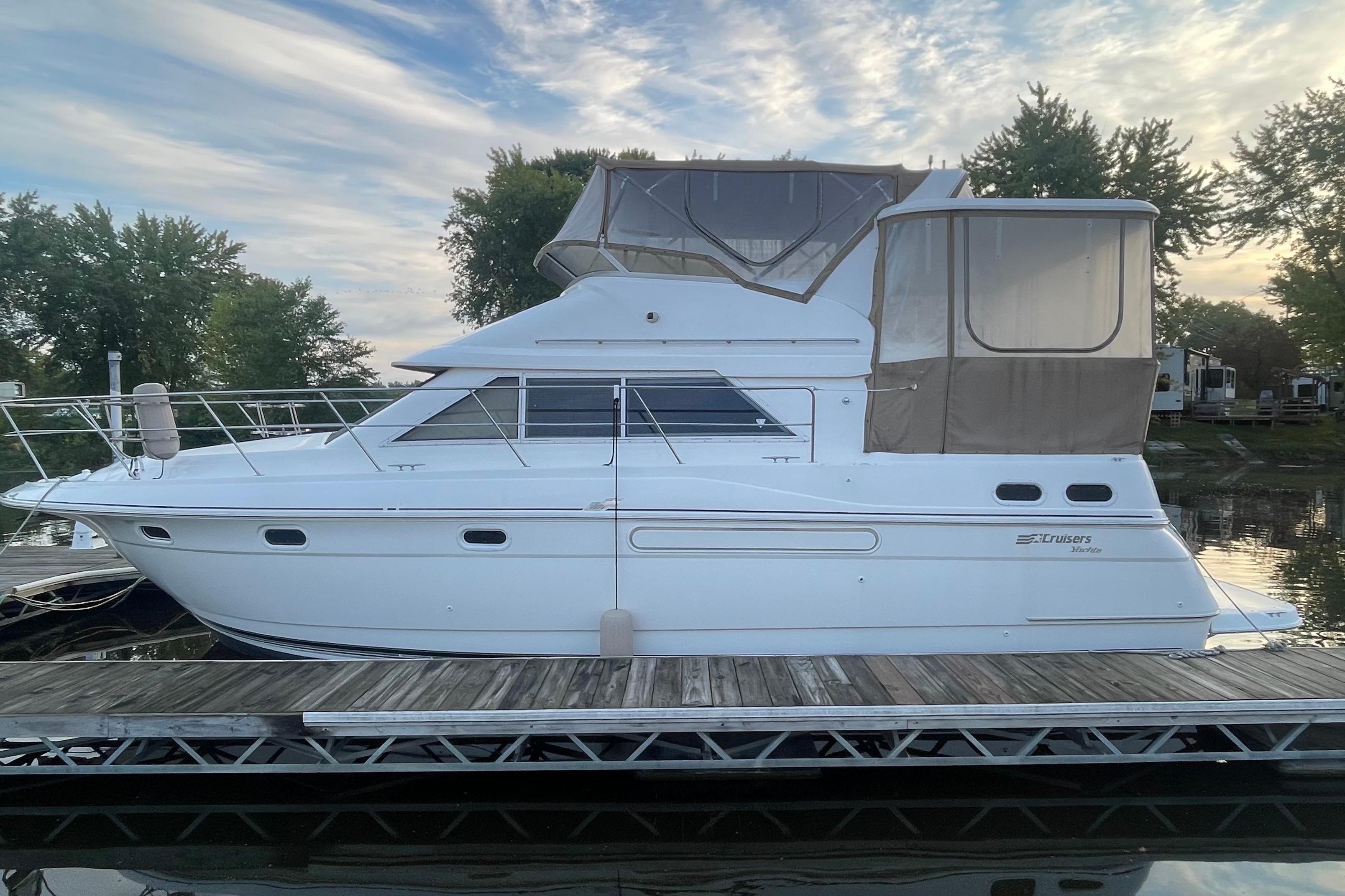 1997 Cruisers Yachts 3650 Aft Cabin