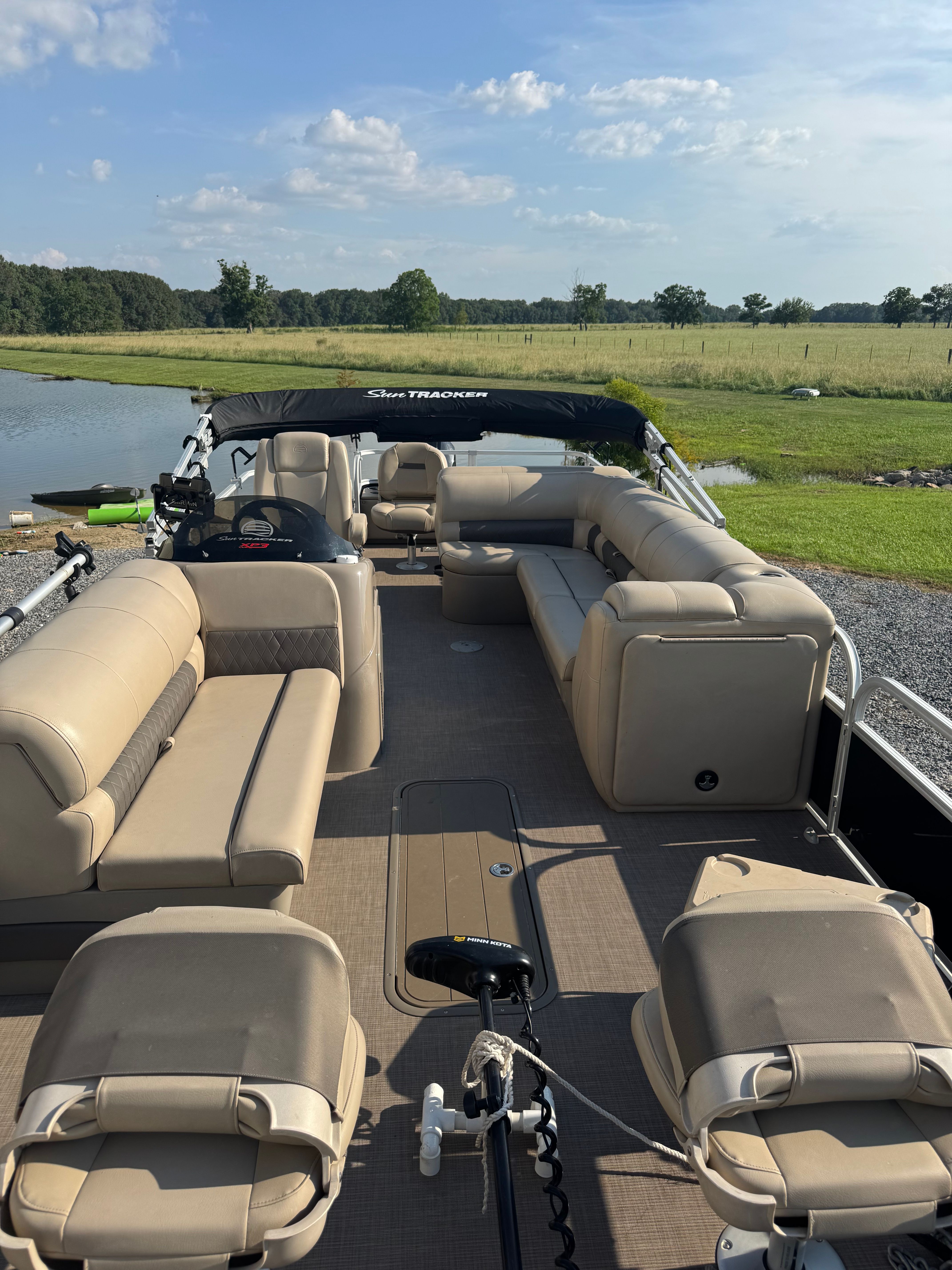 2021 Sun Tracker Party Barge 24 XP3
