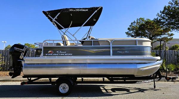 2025 Sun Tracker Party Barge 18 DLX