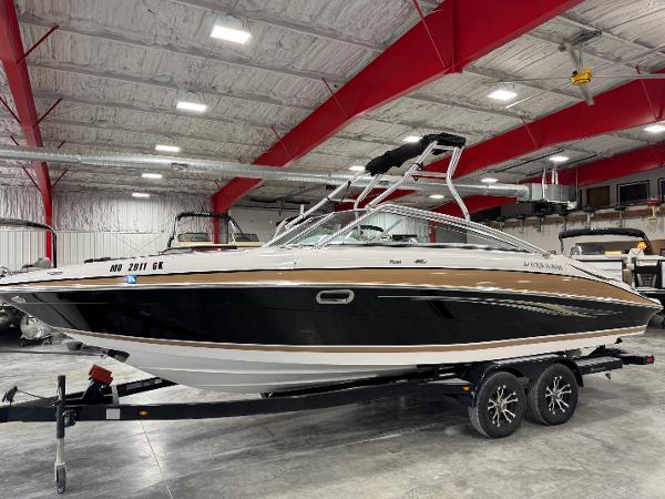 Four Winns 260 Horizon 2009 Four Winns H-260 boat on trailer in indoor storage facility.