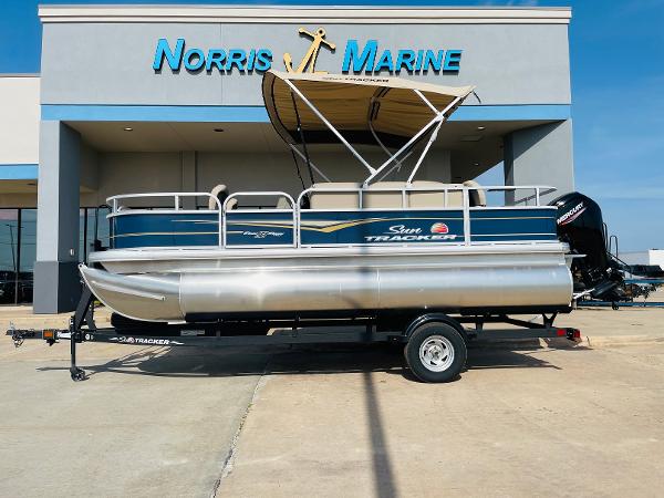 Sun Tracker Bass Buggy 18 DLX 2025 Sun Tracker Bass Buggy 18 DLX pontoon boat at Norris Marine dealership.