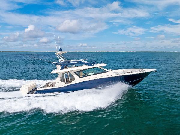Scout 530 LXF 2022 Scout LXF boat cruising on open water under a clear blue sky.