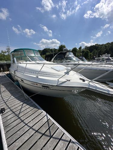 Maxum 2800 SCR 1998 Maxum 2800 SCR boat docked at a marina on a sunny day.