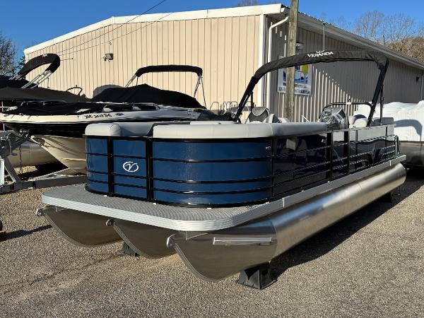 Veranda VISTA VIEW 22RC 2025 Veranda VISTA VIEW 22RC pontoon boat in a showroom setting.