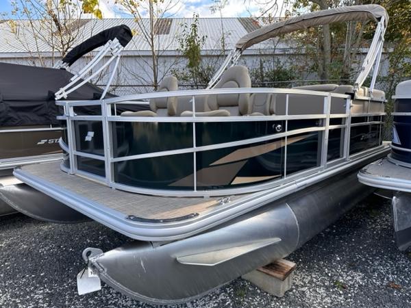 Starcraft LX 18 F 2024 Starcraft LX 18 F pontoon boat on display.