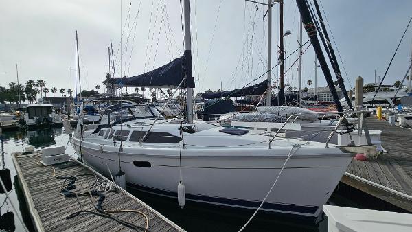 Hunter 340 1998 Hunter 340 Sloop docked at marina, ready for sailing adventure.