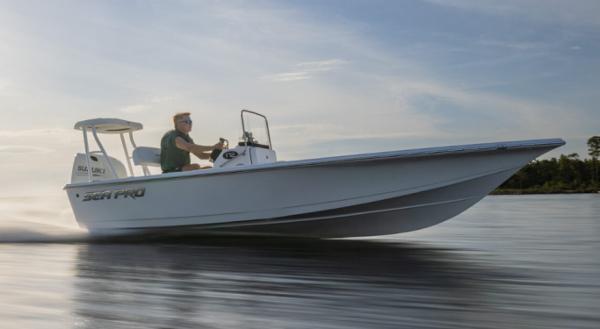 Sea Pro 172 Bay 2024 Sea Pro 172 Bay boat speeding on water.