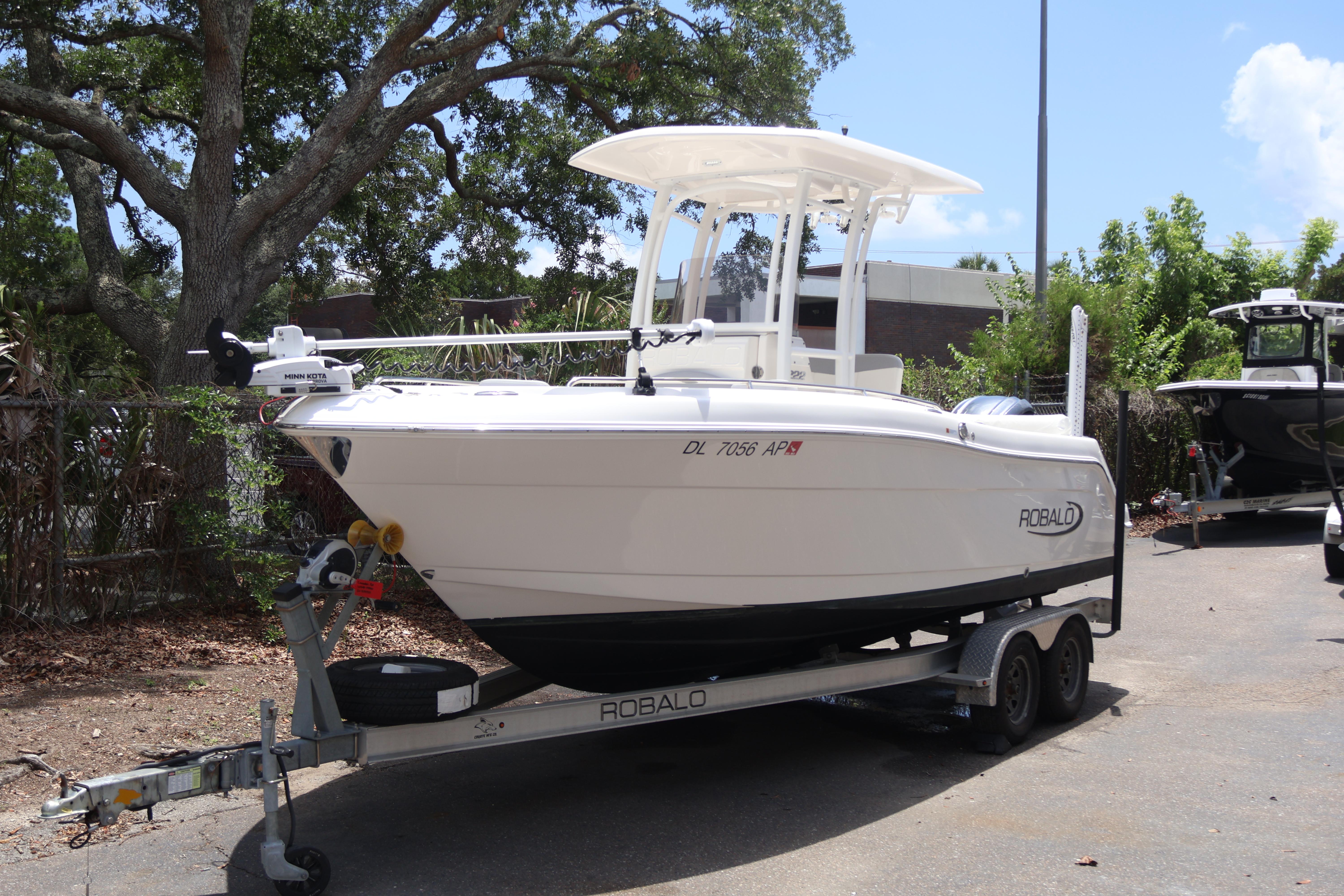 2022 Robalo R222 Center Console