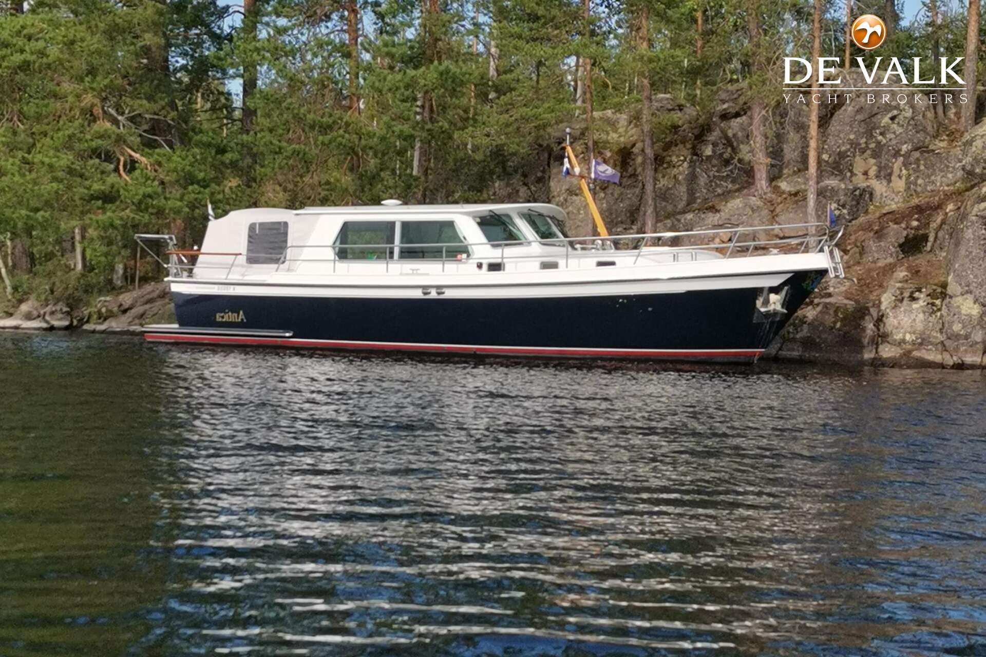 Pikmeerkruiser 12.50 Exclusive Pikmeerkruiser 12.50 Exclusive 2002 yacht moored by rocky forest shoreline.