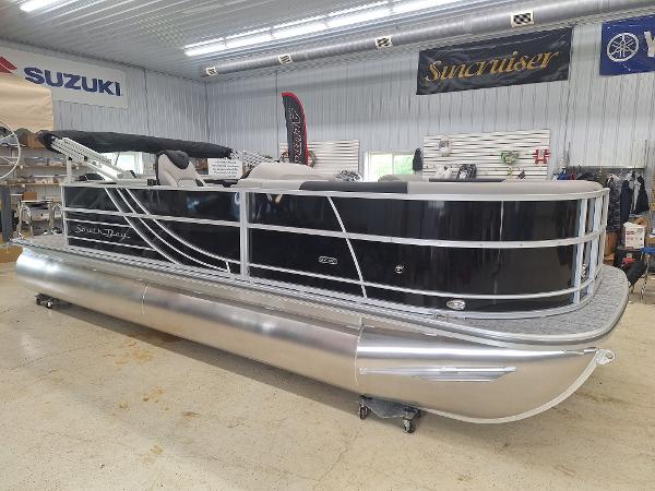 South Bay 222CRLE 2024 South Bay 222CRLE pontoon boat in showroom.