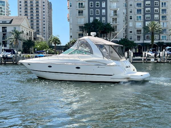 Cruisers Yachts 3672 Express DIESEL