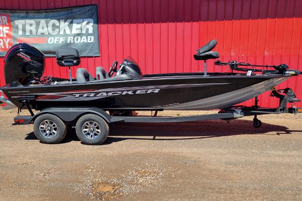Tracker Pro Team 195 TXW Tournament Edition 2024 Tracker Pro Team 195 TXW Tournament Edition fishing boat, black, on a trailer.