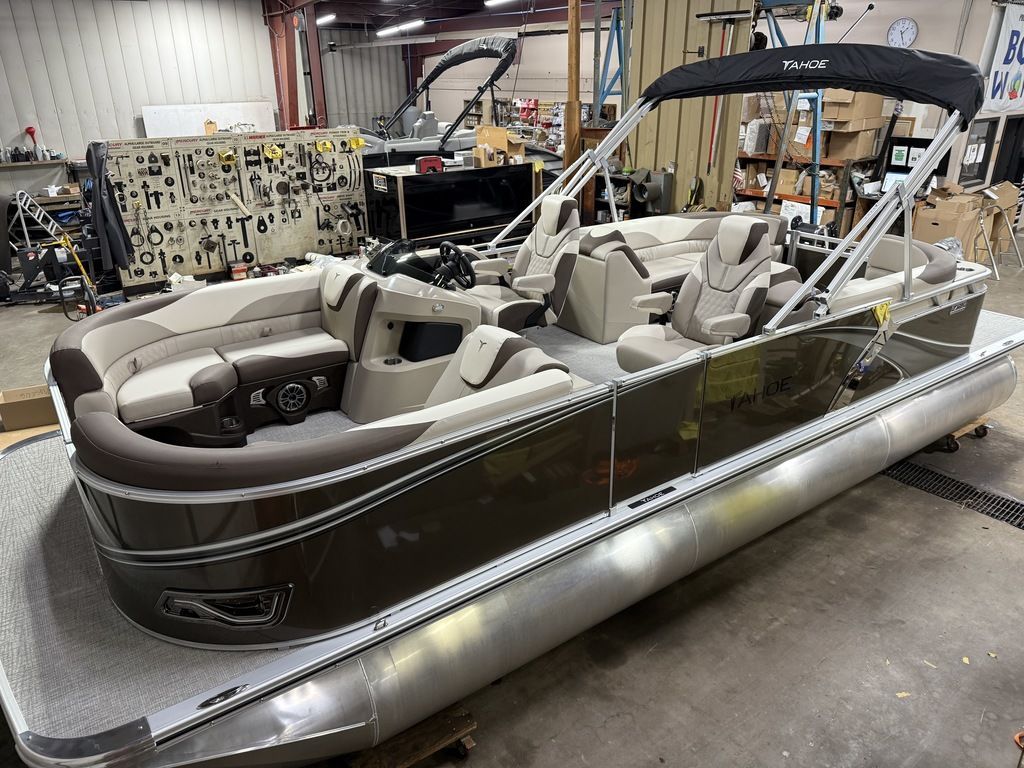 2025 Tahoe LTZ 2385 Quad Lounge & Honda 4-Stroke EFI