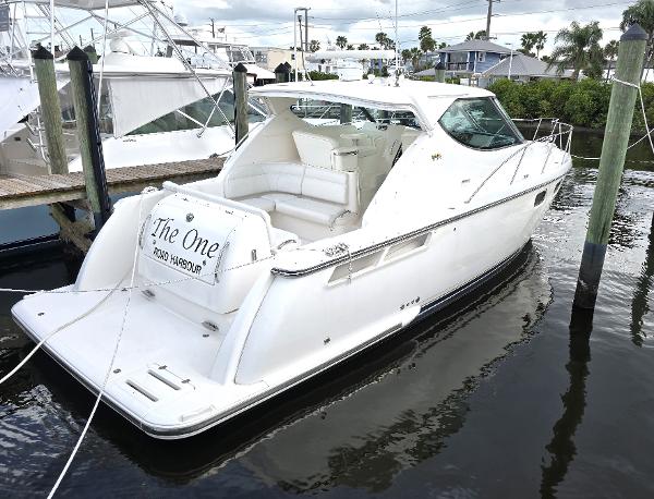 Tiara Yachts 3900 Sovran 2008 Tiara Yachts 3900 Sovran docked, featuring sleek white design and spacious seating.