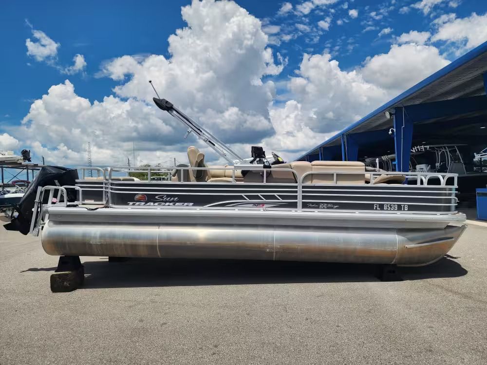2022 Sun Tracker 22 DLX Fishin Barge