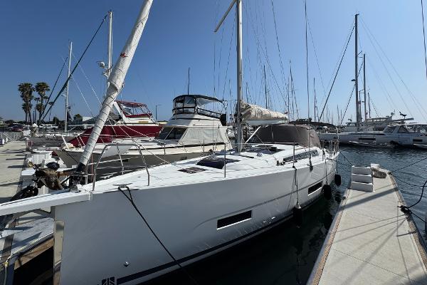 2022 Dufour 390