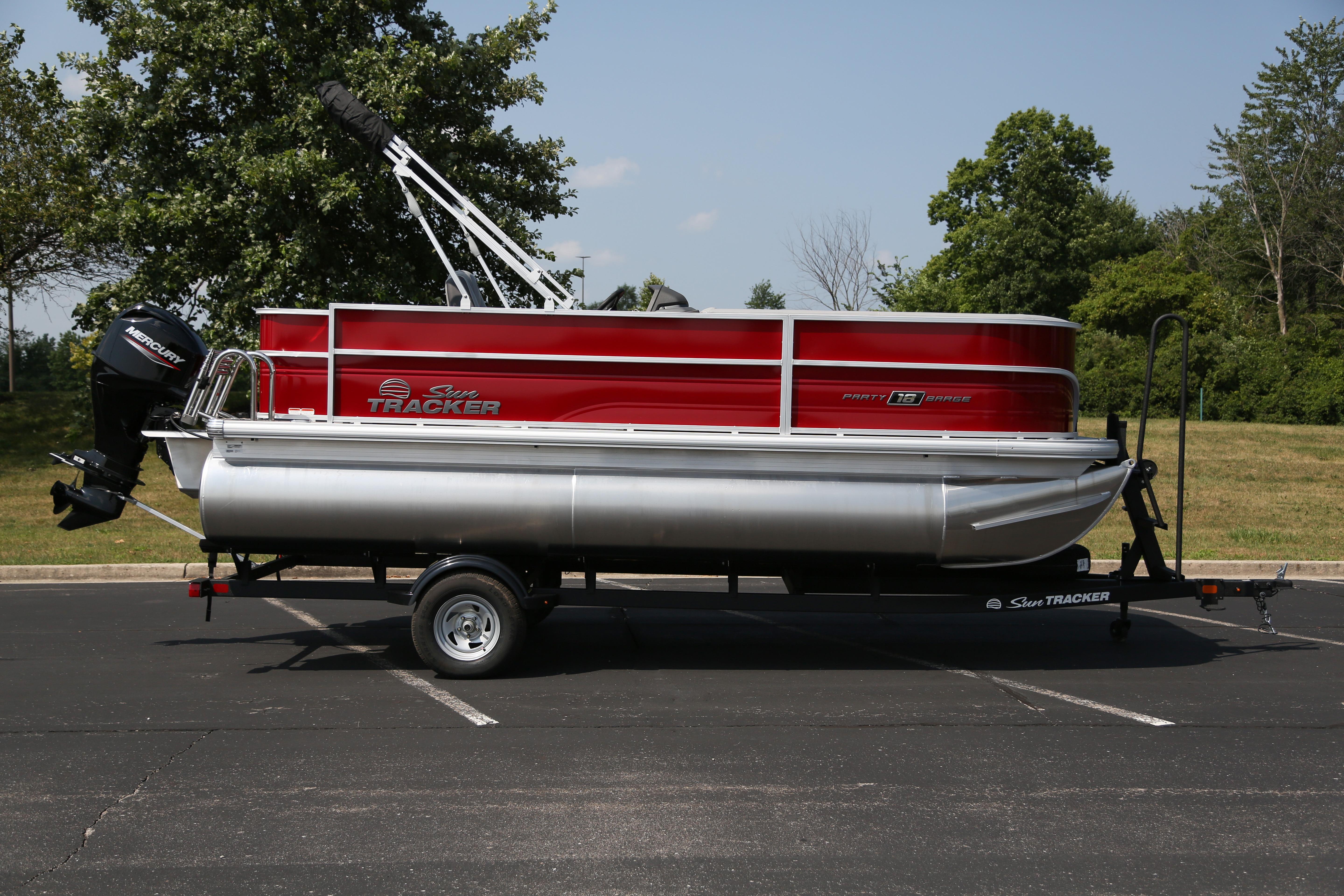 2026 Sun Tracker Party Barge 18 DLX