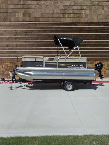 2025 Sun Tracker Party Barge 16 DLX