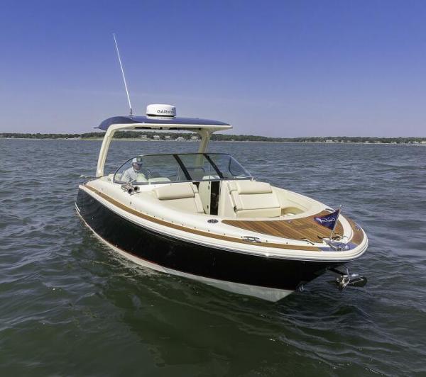 Chris-Craft Launch 31 GT 2022 Chris-Craft Launch 31 GT boat cruising on open water.
