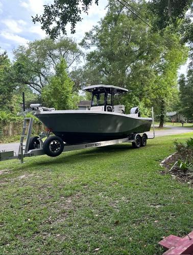 Blue Wave 2600 Makaira 2024 Blue Wave 2600 Makaira boat on trailer, parked on grassy area.