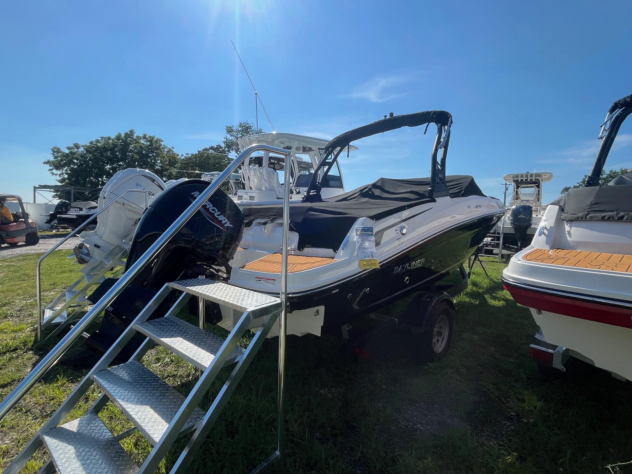 Bayliner VR5 Bowrider OB 2025 Bayliner VR5 Bowrider OB with Mercury outboard engine on display.