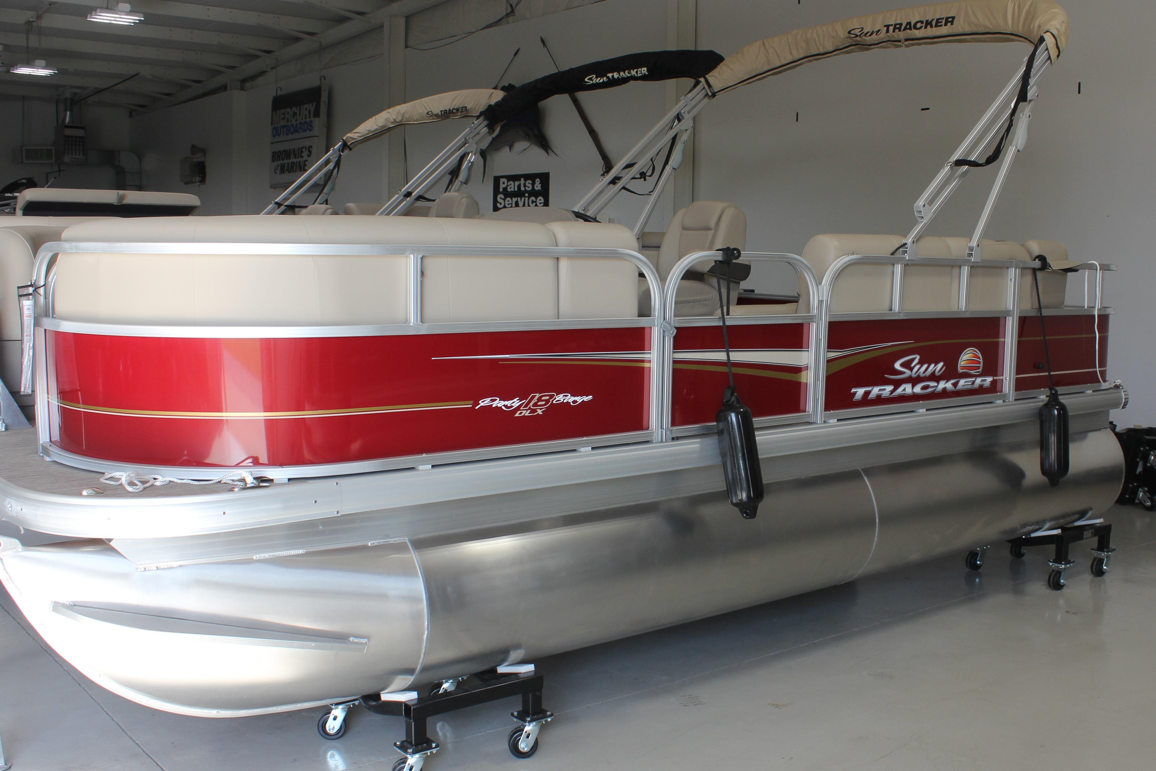 2025 Sun Tracker Party Barge 18 DLX