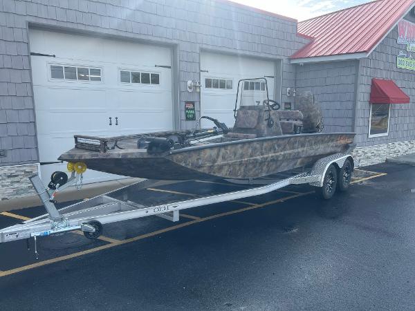 Excel 2072 Stalker SC 2025 Excel 2072 Stalker SC boat on trailer, parked outside a building.