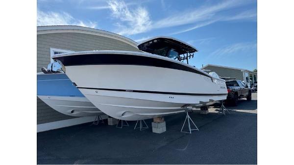 Blackfin 302 CC 2024 Blackfin 302 CC boat on display, parked on stands outdoors.