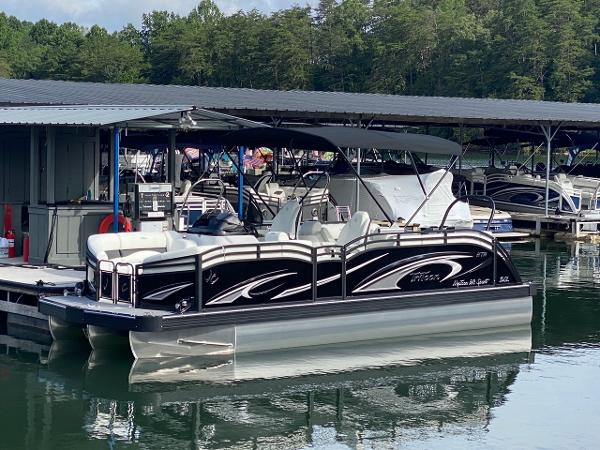JC Neptoon Sport 23TT DSL 2024 JC Neptoon Sport 23TT DSL pontoon boat docked at marina.