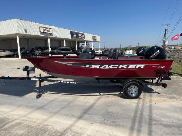 Tracker Pro Guide V-16 SC 2025 Tracker Pro Guide V-16 SC boat, red, on trailer at dealership.