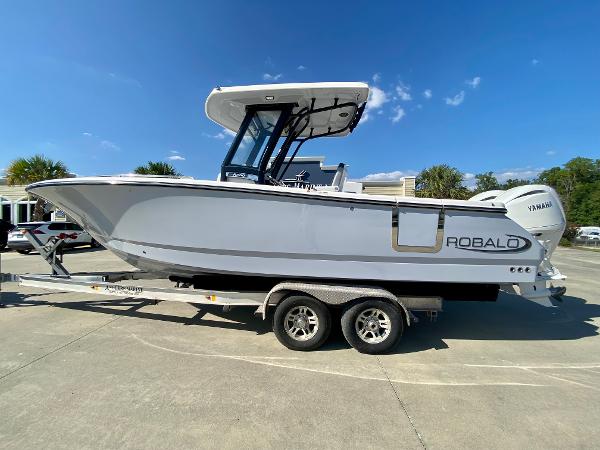 Robalo R250 Center Console 2026 Robalo R250 boat on trailer, side view, clear sky background.