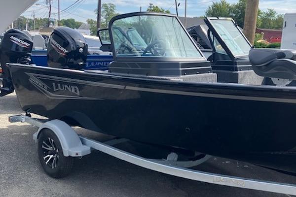 Lund 1650 Rebel XL Sport 2025 Lund 1650 Rebel XL Sport boat on trailer, featuring Mercury outboard motor.
