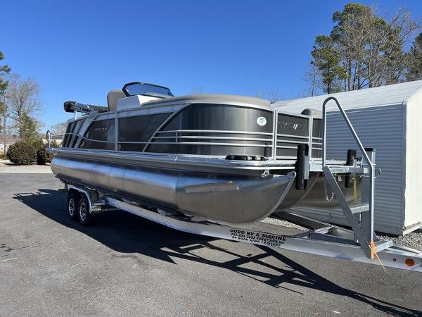 Sylvan S3 CLZ DH 2024 Sylvan S3 CLZ DH pontoon boat on trailer, parked outdoors.