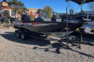 Tracker Targa V-18 WT 2025 Tracker Targa V-18 WT boat displayed outdoors at Bass Pro Shops.
