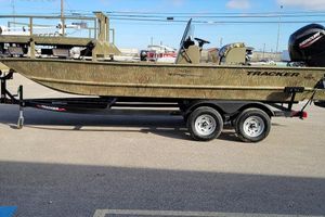 Tracker Grizzly 2072 CC Sportsman 2024 Tracker Grizzly 2072 CC Sportsman boat on a trailer in a parking lot.