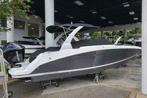 Four Winns HD5 OB 2023 Four Winns HD5 OB boat displayed in a showroom, featuring sleek design and modern amenities.