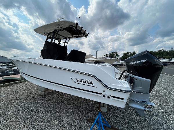 2024 Boston Whaler 230 Outrage