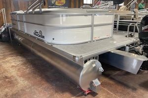 Sun Tracker Party Barge 20 DLX 2026 Sun Tracker Party Barge 20 DLX pontoon boat in showroom.
