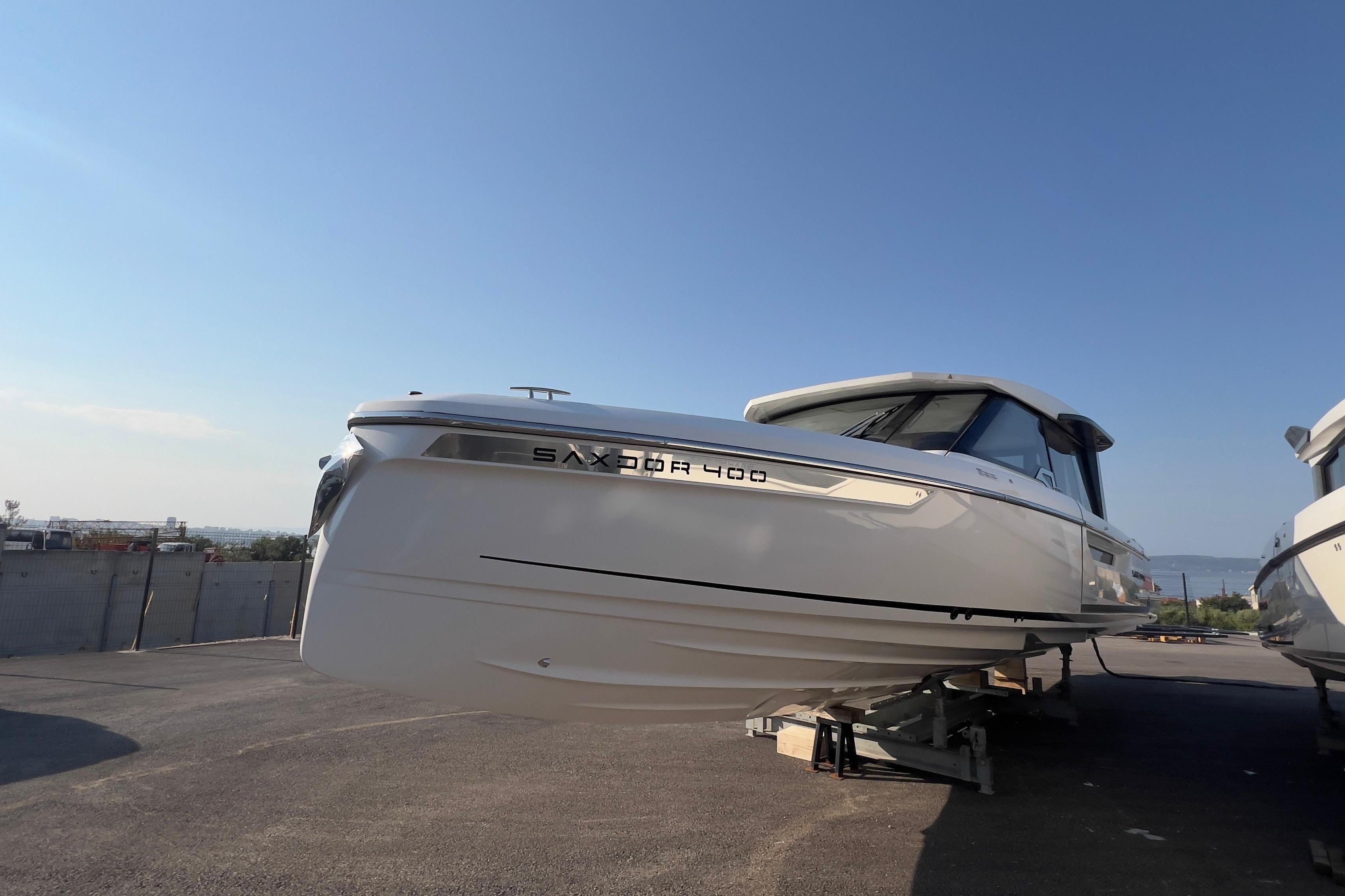 Saxdor 400 GTC 2025 Saxdor 400 GTC boat displayed outdoors on a sunny day.