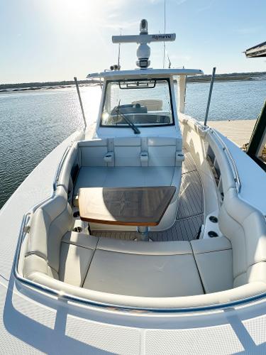 2022 Boston Whaler 350 Realm