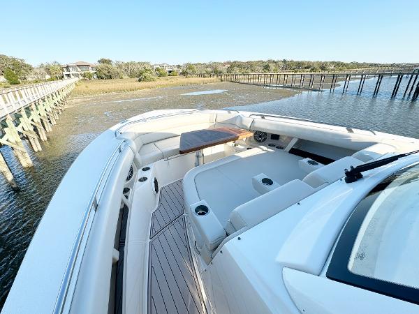 2022 Boston Whaler 350 Realm