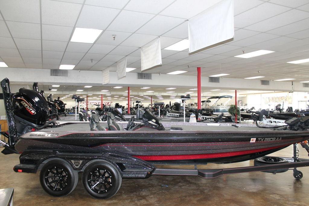 Skeeter FXR21 Limited 2025 Skeeter FXR21L boat displayed in a showroom with sleek design and modern features.