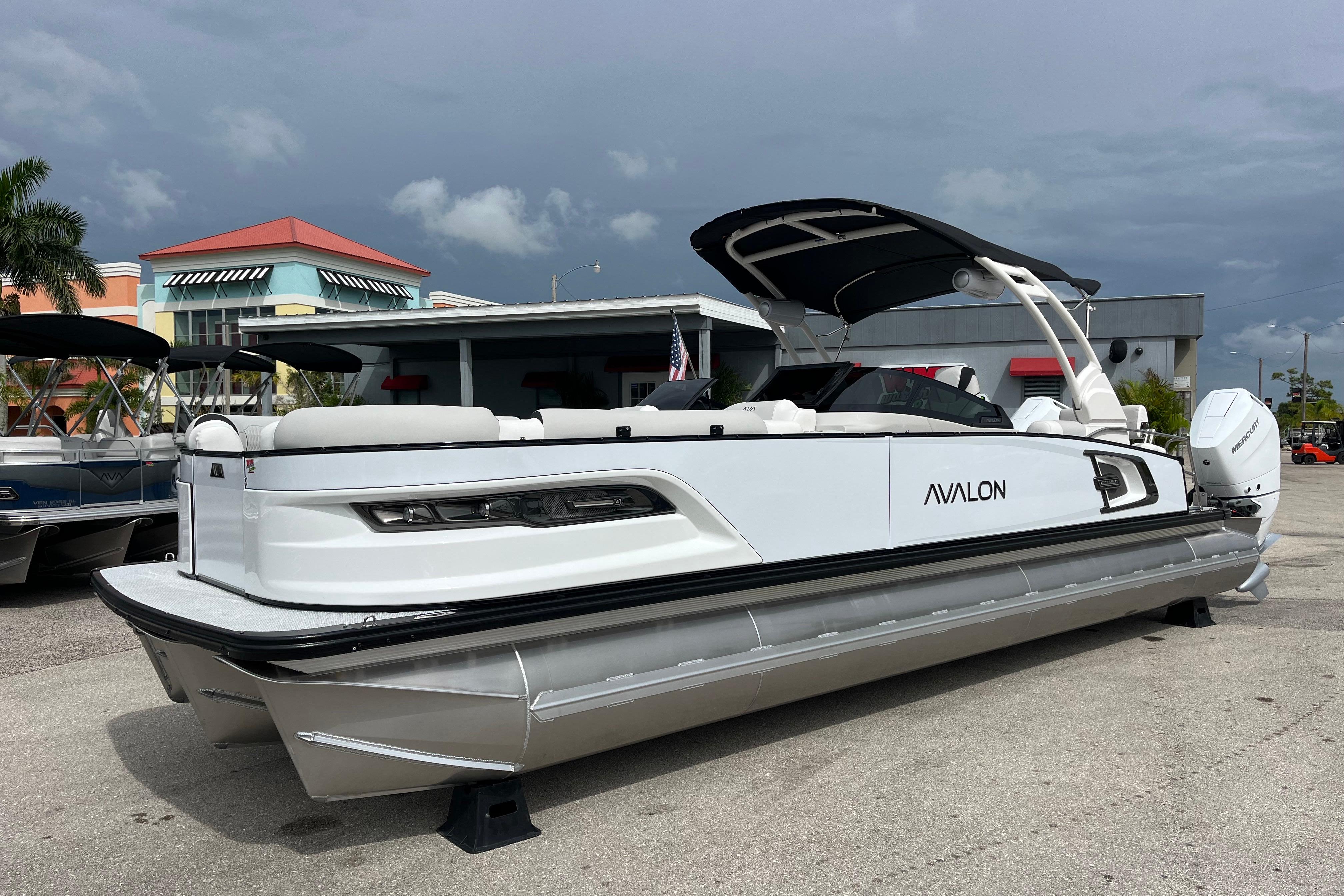 2026 Avalon 2785 Excalibur LTD, Windshield Quad Lounger, Twin Mercury 400hp V-10's