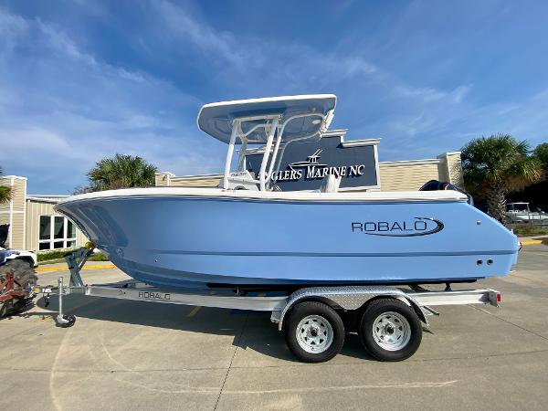Robalo R232 Explorer 2024 Robalo R232 Explorer boat on trailer at Anglers Marine NC.