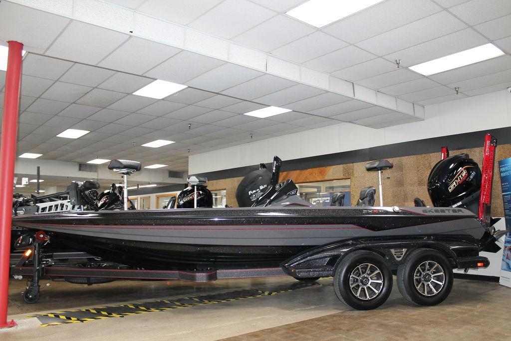 Skeeter FXR21 Apex 2025 Skeeter FXR21 Apex boat displayed indoors, showcasing sleek design and modern features.