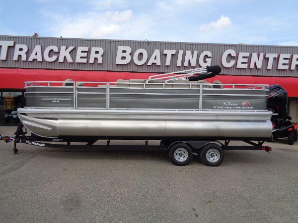 Sun Tracker Fishin' Barge 22 DLX 2025 Sun Tracker Fishin' Barge 22 DLX pontoon at Tracker Boating Center.