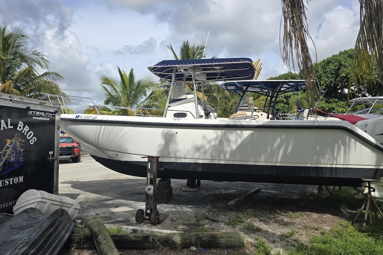 2000 Boston Whaler 260 Outrage